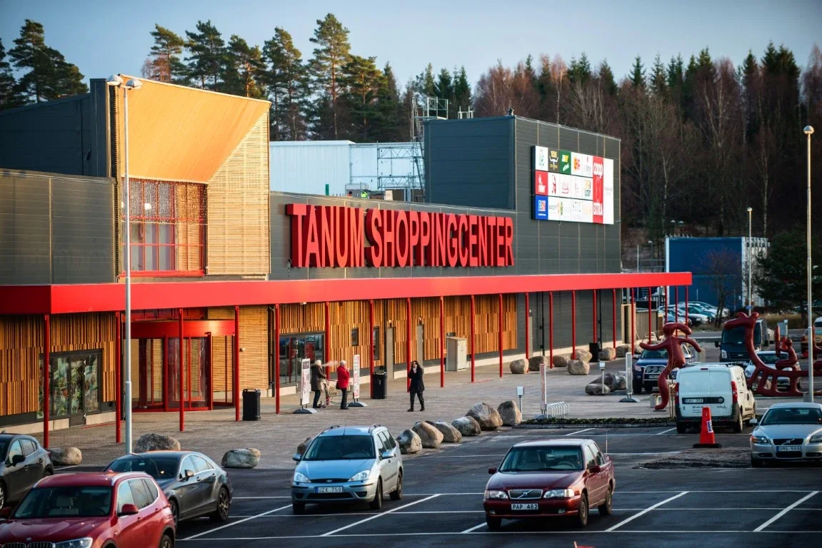 Tanum shopping centre exterior and wayfinding